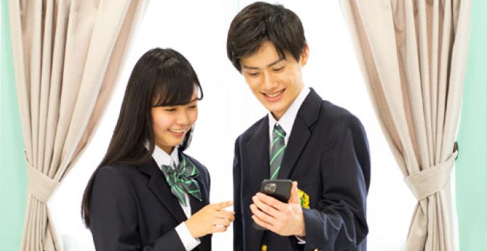 制服姿の男女高校生