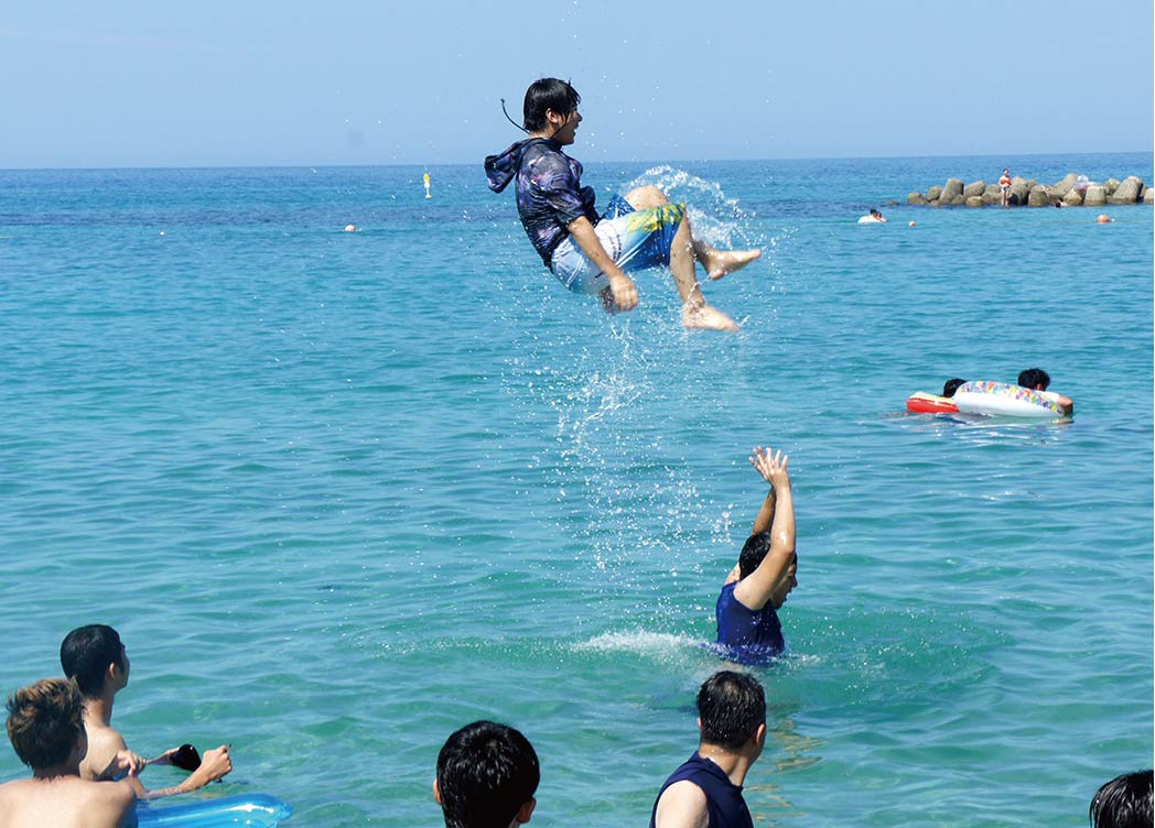 海水浴を楽しむ生徒