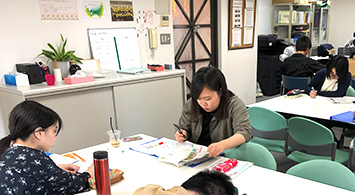 真剣に勉強に取り組む