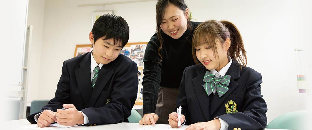 指導中の講師と生徒