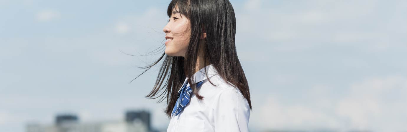 微笑む生徒の横顔