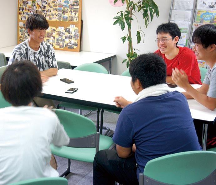 談笑する生徒